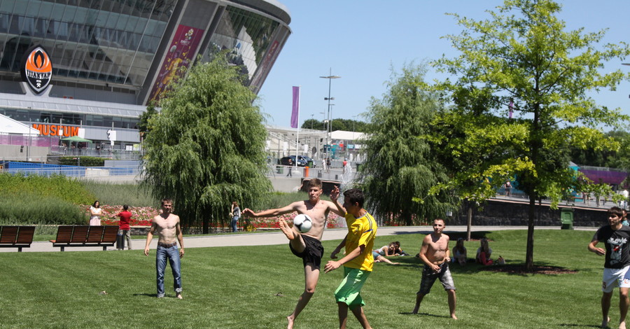 Болельщики коротают время за игрой в футбол и надеются на чудо