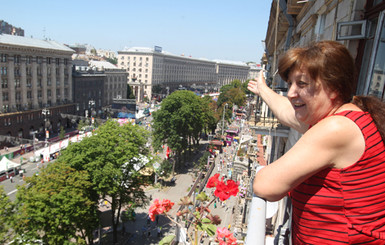 Жители Крещатика рассматривают в бинокль голых шведов 