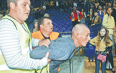 Выбежав на поле во время матча, фанат выиграл спор и тут же продул 15 тысяч евро 