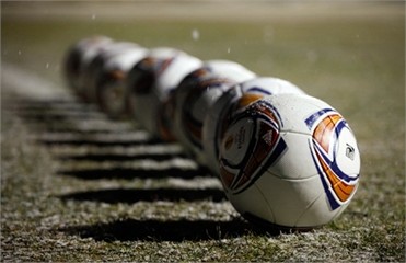 В киевской фан-зоне кормят ананасами и салом