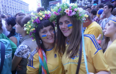 Чтобы привлечь внимание, шведы танцуют, английские фаны поют, а украинцы – фотографируются на память