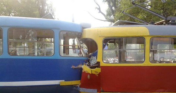 В Одессе водитель трамвая протаранил две иномарки и догнал еще один вагон