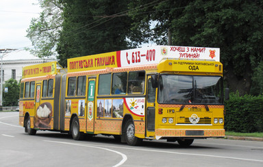 В Полтаве туристов кормят галушками прямо в автобусе