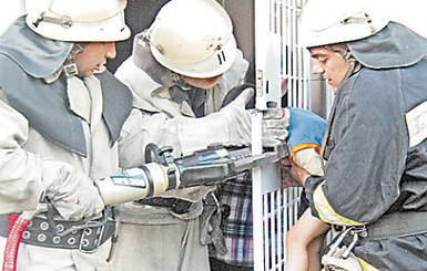 Четырехлетнего Максимку спасатели вырезали из решетки ножницами