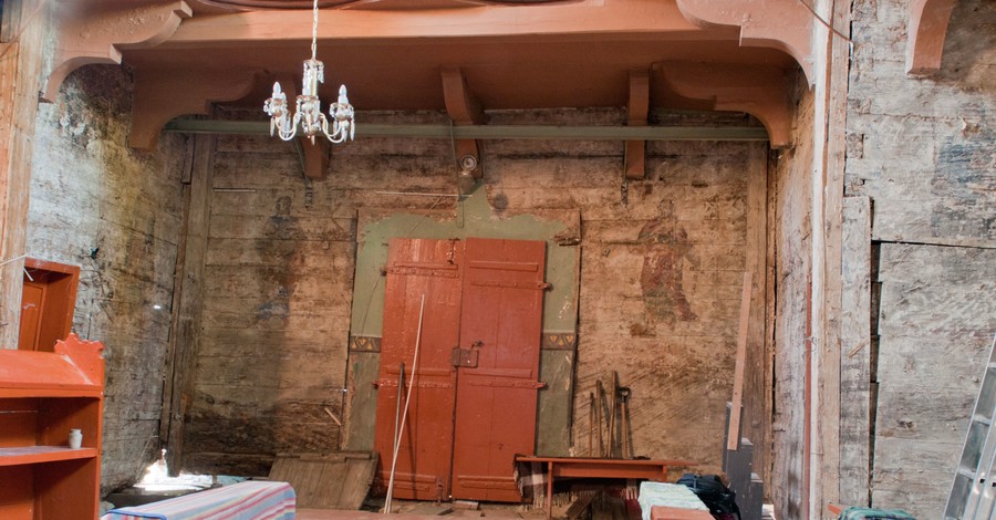 В храме на Львовщине под слоем штукатурки обнаружили старинные иконы