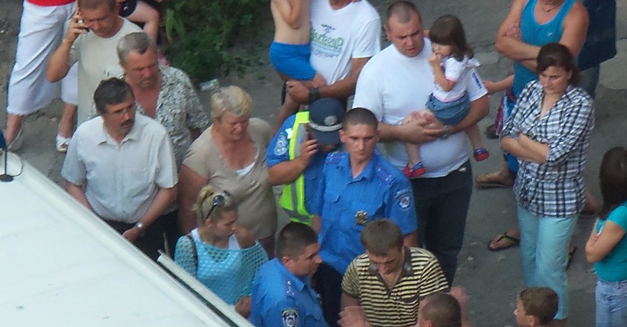Скандал в Тернополе: люди защитили своего соседа от милиции