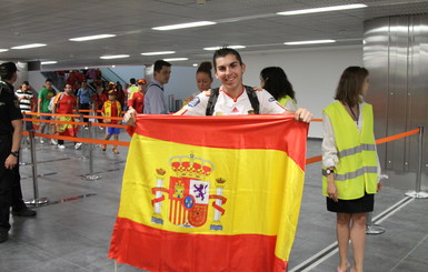 Испанцы начали болеть за своих еще в аэропорту