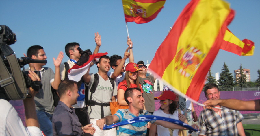 Четвертьфинал в Донецке: официантов нарядили тореадорами, а болельщики массово скупают футболки немецкой сборной