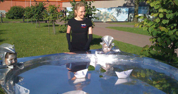 На губернаторском приеме детей под палящим солнцем заставили изображать статуи