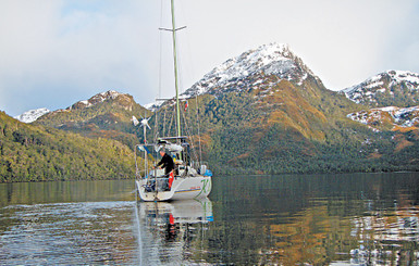 Кругосветное путешествие на крошечной яхте: пираты, айсберги и столкновение с танкером 