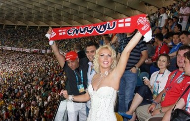 Певица Камалия поболела за Англию в откровенном декольте