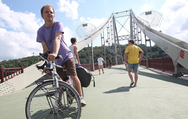 Шведа, приехавшего на велосипеде в Украину, сначала обокрали, а потом выручили 