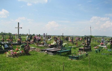 На Львовщине оживились кладбищенские вандалы