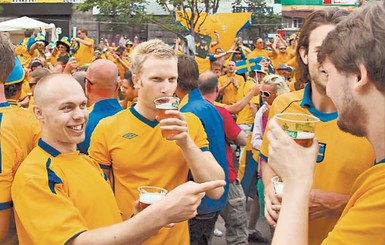 Шведские фаны заказывают туры под Полтаву, а англичане - по злачным местам