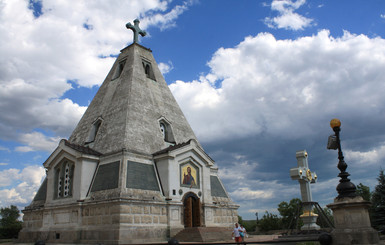 Из Урала в Крым привезли самый большой в мире каменный крест