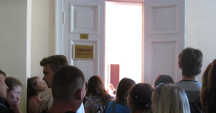 В харьковских вузах абитуриентам выдают талончики