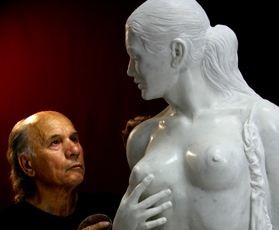 В Луганске Волочкову изваяли из мрамора