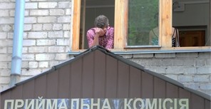 Вступительные страдания в Донецке: как молодежь томится под дверями универа