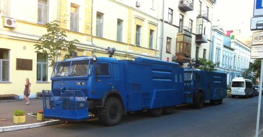 На финал Евро в Киев пригнали машины-водометы