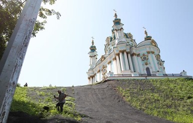 В обвале склона Андреевской церкви виноваты строители? 