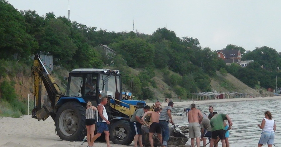 Туристы бегут с азовских  пляжей  из-за замора бычков