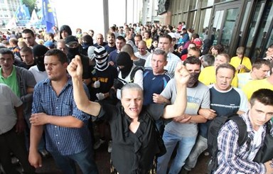 Акция протеста продлится возле 