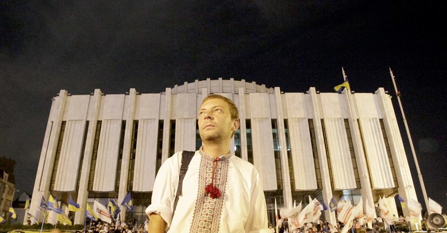 Оппозиция поет песни под Украинским домом. Пока никого не бьют