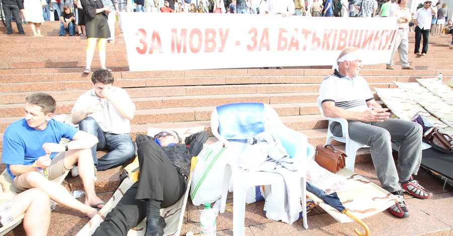 Под Украинским домом начались столкновения митингующих и 