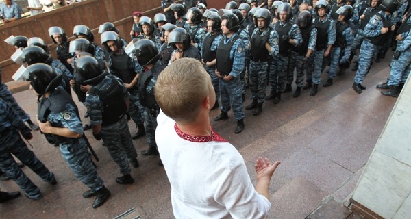 Против участника митинга применили газ