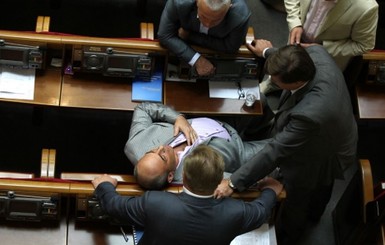В Верховной Раде депутат потерял сознание