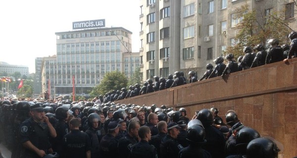 Митингующие окружили колонны 