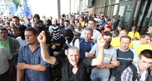 Митингующие запасаются минералкой – готовятся к новым столкновениям с 