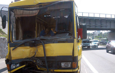 В Харькове грузовик попал под маршрутку