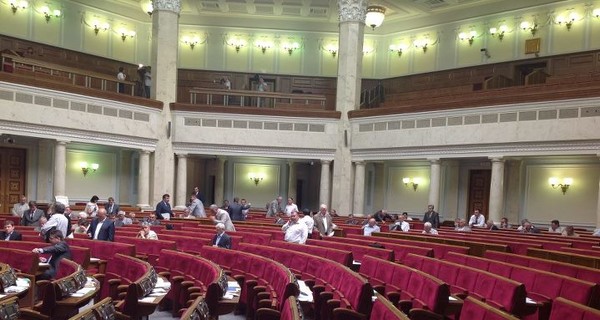 Рада принимает законы без нардепов