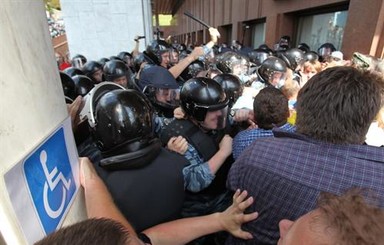 Митинг под Украинским домом: людей меньше, чем вчера