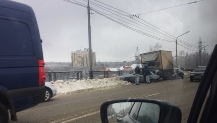 В Харькове грузовик врезался в авто