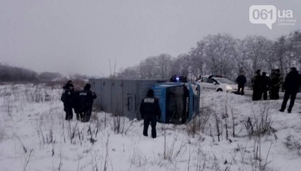 В Запорожской области перевернулась машина с заключенными