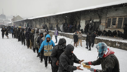 Колонна сирийских беженцев ждет бесплатную еду в столице Сербии