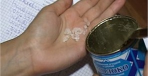 В Харькове пенсионерка купила сгущенку со стеклами