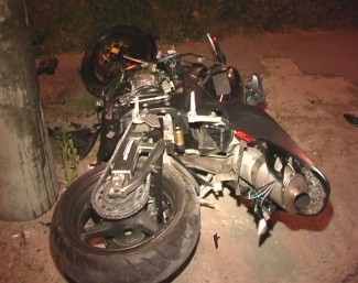 В Киеве байкер на сумасшедшей скорости врезался в столб