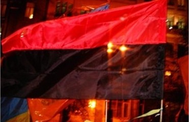 В Тернополе на здании облсовета вывесят красно-черные флаги