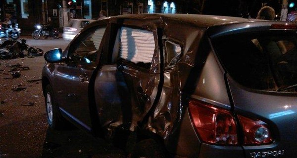 В Одессе Nissan на светофоре снес мотоциклиста