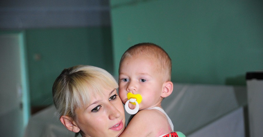 Двухлетнего малыша из Запорожья, обварившегося в ведре с кипятком, выписывают