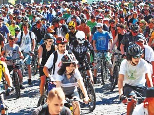 Маскарад на великах: по ночному городу проедут ведьмы и черти