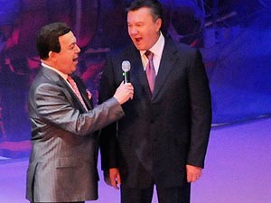 Виктор Янукович спел с Кобзоном на юбилее Донецкой области