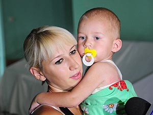 Малыша, обварившегося в ведре с кипятком, выписывают