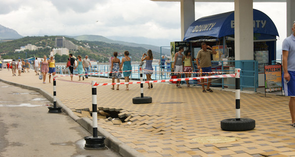 Новая набережная Алушты начала проваливаться под землю