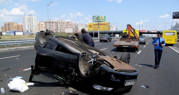 В Киеве опрокинулась легковушка