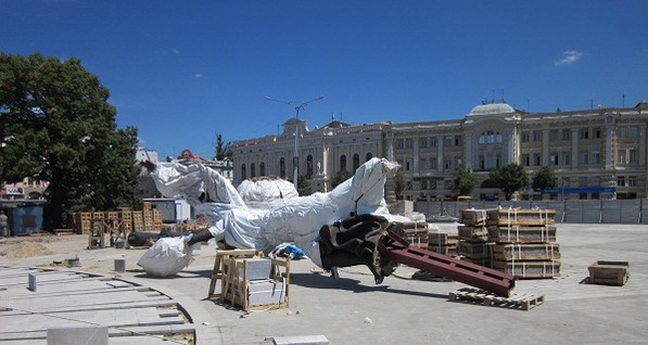 В центр Харькова привезли новый памятник Независимости