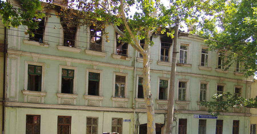 Из-за пожара в Одессе пострадало 10 квартир. Огонь тушили полтора часа